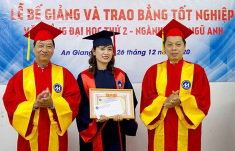 Đổ xô đi học văn bằng 2 ngôn ngữ Anh