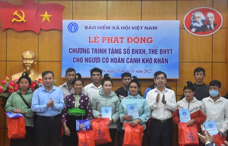 Tặng sổ BHXH, thẻ BHYT cho hộ khó khăn