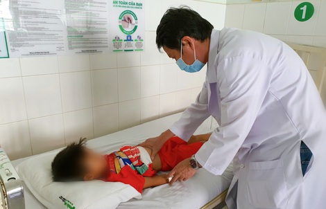 Ngã vào viên gạch ống, bé trai 5 tuổi bị vỡ đôi quả thận