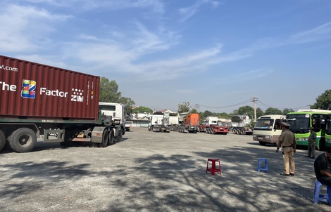 Hình ảnh CSGT kiểm tra tài xế ở cảng Long Bình - TP Thủ Đức sáng 10-2