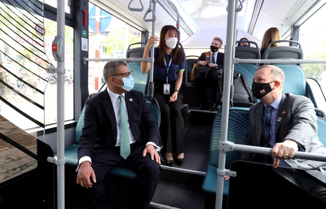 Bộ trưởng Chính phủ Anh, Chủ tịch COP26 đi xe buýt điện tại Hà Nội