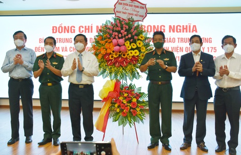 Trưởng Ban Tuyên giáo Trung ương thăm, chúc mừng các cá nhân, đơn vị ngành y tế