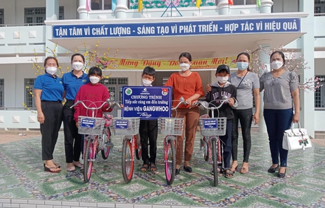 Bệnh viện thẩm mỹ Gangwhoo trao tặng xe đạp cho học sinh khó khăn tỉnh Đắk Nông