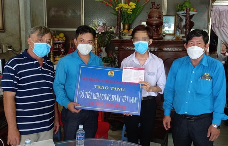 Tiền Giang: Tặng sổ tiết kiệm cho con đoàn viên tử vong do Covid-19