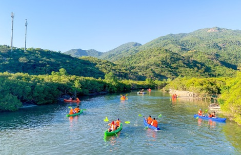 Đến Nha Trang tận hưởng biển xanh, khám phá đại ngàn