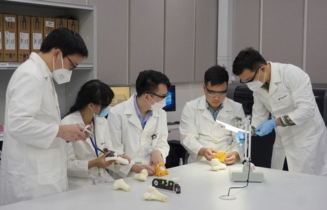 “Thước ngắm phẫu thuật” độc quyền “made in Vietnam” nâng độ chính xác của phẫu thuật khớp gối lên đến hơn 98%