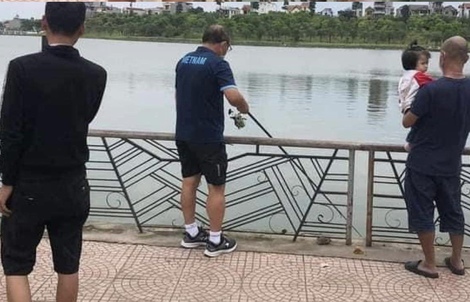 Cho U23 nghỉ tập, HLV Park Hang-seo đi câu cá