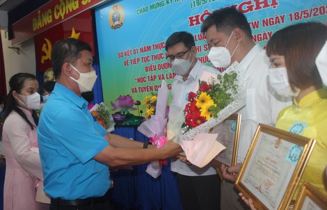 Tuyên dương điển hình học Bác