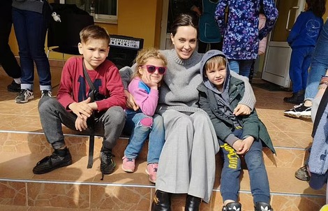 Angelina Jolie bí mật thăm trẻ mồ côi ở Ukraine