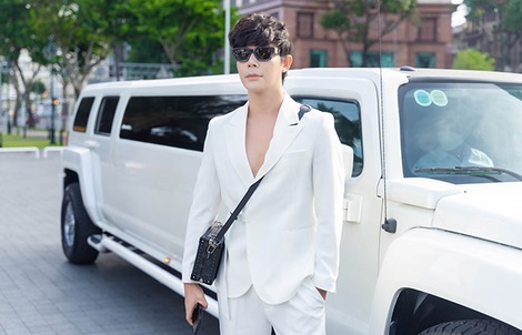 Nathan Lee chỉ "chạm" người "đụng" đến mình