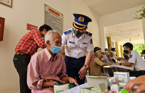 Cảnh sát biển và Báo Người Lao Động đồng hành với ngư dân