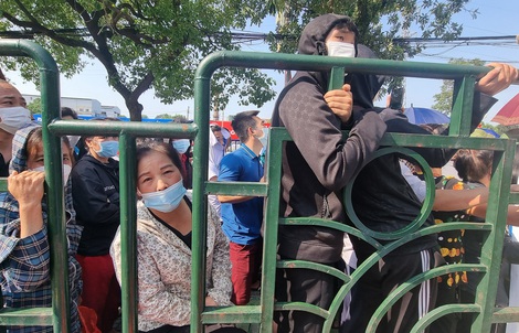 Chen lấn, xô đẩy mua vé xem U23 Việt Nam đá SEA Games 31