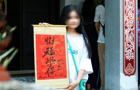 Sĩ tử ùn ùn kéo đến Văn Miếu dâng lễ cầu may