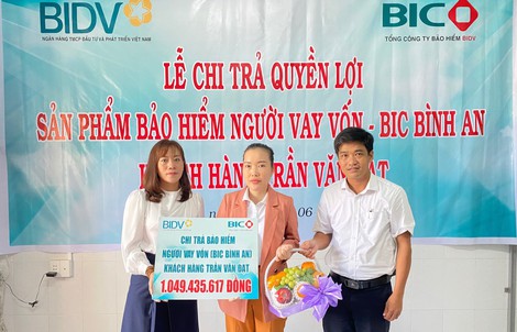 BIC trao hơn 1 tỉ đồng quyền lợi bảo hiểm cho khách hàng