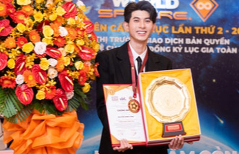 Nguyễn Minh Công nhận giải cống hiến "Sống bằng sáng tạo"