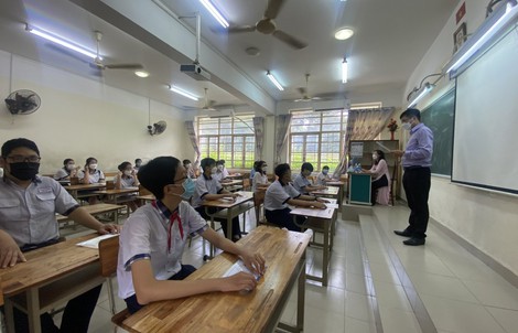 Sách giáo khoa mới lớp 7, 10 tại TP HCM thuộc nhiều bộ sách khác nhau