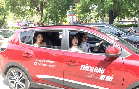 Đến Vincom chơi, được VinFast VF e34 đưa về nhà miễn phí