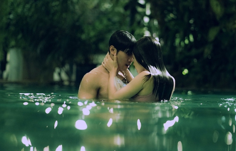 Tôn Kinh Lâm e dè khi đóng cảnh "nóng" với Chi Pu