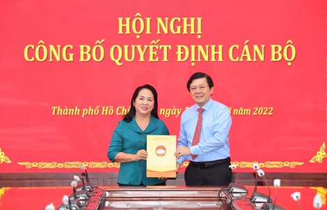 Trao quyết định bà Trần Kim Yến giữ chức Chủ tịch Ủy ban MTTQ TP HCM