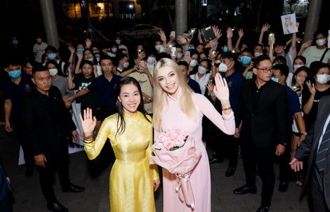 Hoa hậu Thế giới 2021 Karolina Bielawski duyên dáng trong áo dài Việt