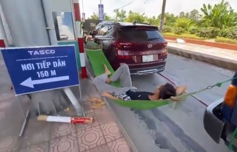 Tài xế mắc võng, dùng tiền âm phủ, mang vòng hoa tới đặt tại trạm thu phí BOT