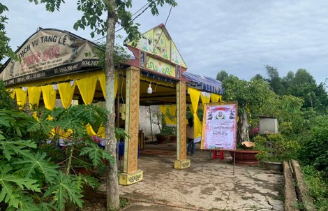 Phát hiện thi thể người đàn ông đang phân hủy, bên trên phủ tấm bạt nilon
