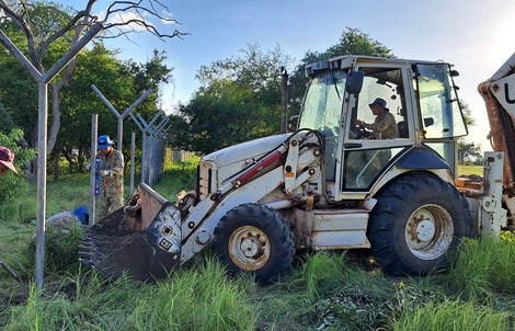 Cận cảnh Đội Công binh Việt Nam xây dựng hàng rào bảo vệ