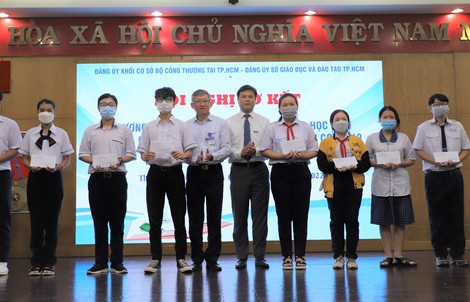 EVNGENCO3 trao quà cho 98 em học sinh bị ảnh hưởng bởi dịch Covid-19