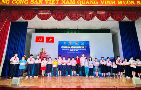 PNJ trao học bổng trị giá hơn 100 triệu đồng cho học sinh, sinh viên nghèo hiếu học