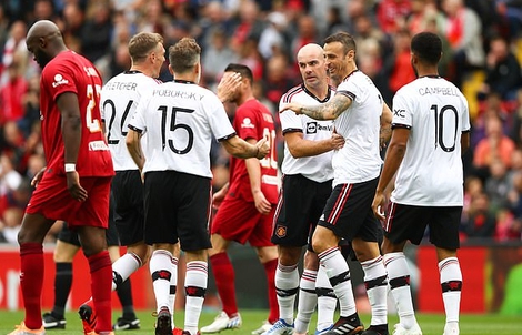Berbatov ghi bàn, cựu sao Man United thất bại trước Liverpool
