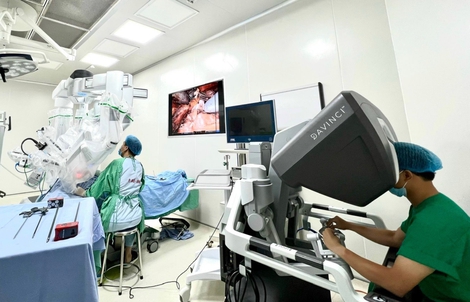 Lần đầu tiên cắt u tuyến giáp qua tiền đình miệng bằng robot, không để lại sẹo
