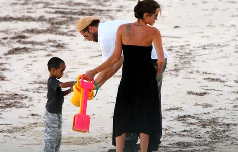 Angelina Jolie bị khui tự tung ảnh ngoại tình với Brad Pitt