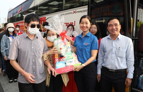 Saigon Co.op khởi hành "Chuyến xe hạnh phúc"đưa người dân về quê đón Tết