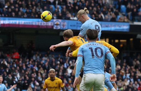 Haaland lập siêu hat-trick, Man City bám sát ngôi đầu Ngoại hạng Anh