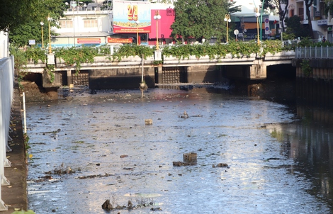 Kênh Nhiêu Lộc - Thị Nghè trơ đáy, bùn đặc sệt, mùi khó chịu