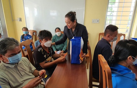 VWS  tặng quà Tết cho gia đình chính sách ở Bến Tre