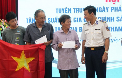 Bộ Tư lệnh Vùng Cảnh sát biển 2 đến với ngư dân Đà Nẵng