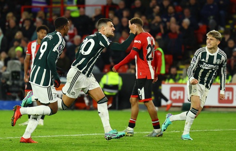 Man United thắng nghẹt thở đội chót bảng, Chelsea đánh rơi 2 điểm trước Arsenal