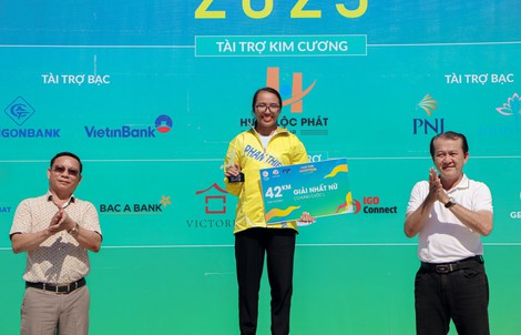 Cựu tuyển thủ Phạm Thị Bình chinh phục Phan Thiết Marathon 2023