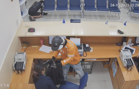 CLIP: Khoảnh khắc 2 tên cướp khống chế nhân viên Sacombank, cướp 3,8 tỉ đồng
