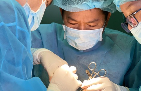 Cô gái 21 tuổi khốn khổ vì chỉ thở bằng đường miệng