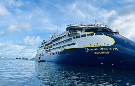 Tàu du lịch quốc tế đặc biệt chở du khách nước ngoài thăm Côn Đảo