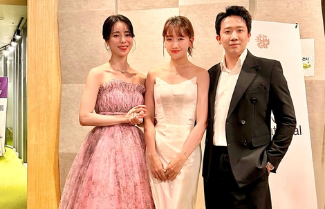 Vợ chồng Trấn Thành - Hari Won khoe ảnh chụp cùng sao Hàn