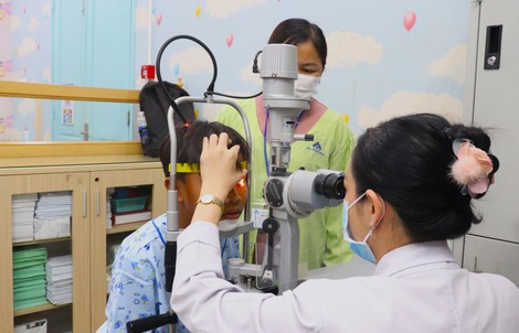 Xem người khác câu cá trẻ bị lưỡi câu móc vào mắt