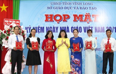 Vĩnh Long: Nhiều nhà giáo vinh dự được nhận danh hiệu “Viên phấn vàng”