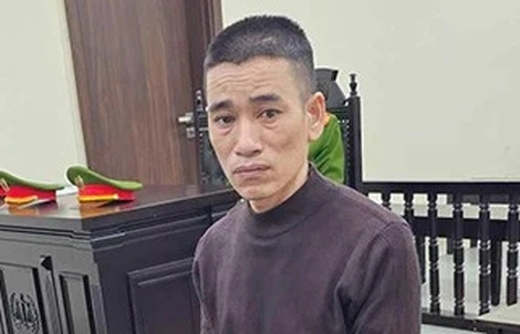 Sau khi chém nhiều nhát, chồng cầm dao ép vợ tự tử