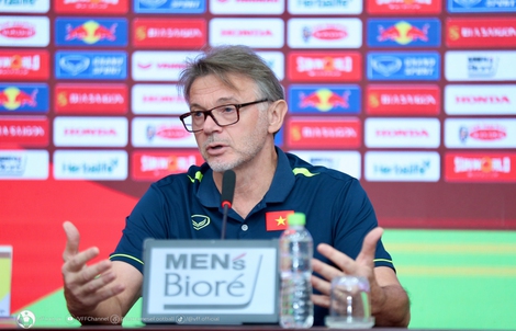 HLV Troussier nói lý do không dùng Hoàng Đức trong trận thua Iraq