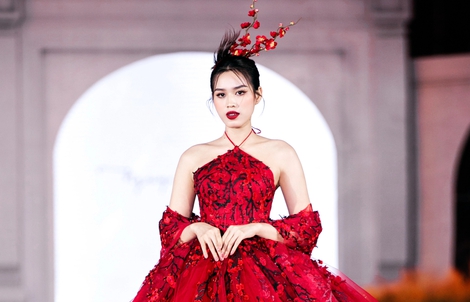 Hoa hậu Đỗ Thị Hà hóa đào nương quyến rũ