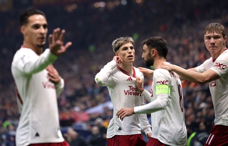 Công làm thủ phá, Man United cay đắng đánh rơi chiến thắng tại Istanbul