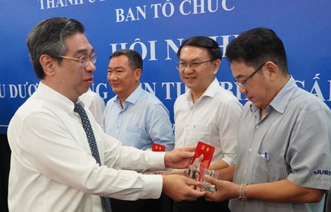 Gương mẫu, phấn đấu vì sự phát triển của TP HCM